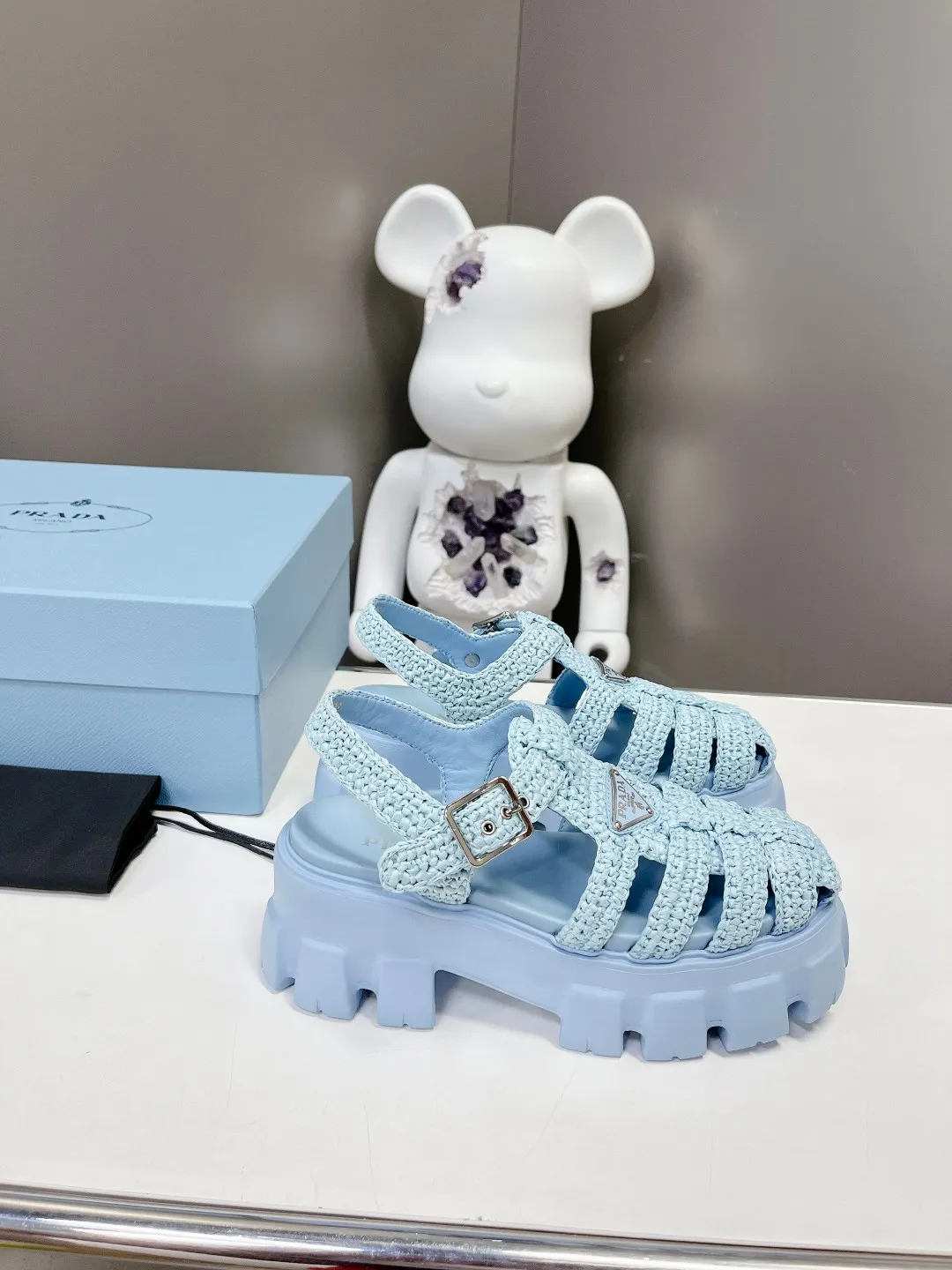 👟👟Ex-factory price 640👟👟 Straw 2023 exclusive version super hot🎊🎊🎊hot prada Prada cage shoes sawtooth Roman braided thick-soled rubber sandals retro fashionable and avant-garde gear teeth 55mm Thick-soled soles, the upper perfectly restores the original craftsmanship, and is made of purely hand-woven uppers. The cost is extremely high, making the whole pair of shoes light and comfortable, full of holiday feel, and bright colors 💐💐💐💐 to satisfy a variety of choices for fashionable people with different styles! The iconic metal triangle logo is paired with the shape of ancient beach sandals. Every design element is fashionable! Code number 35-40